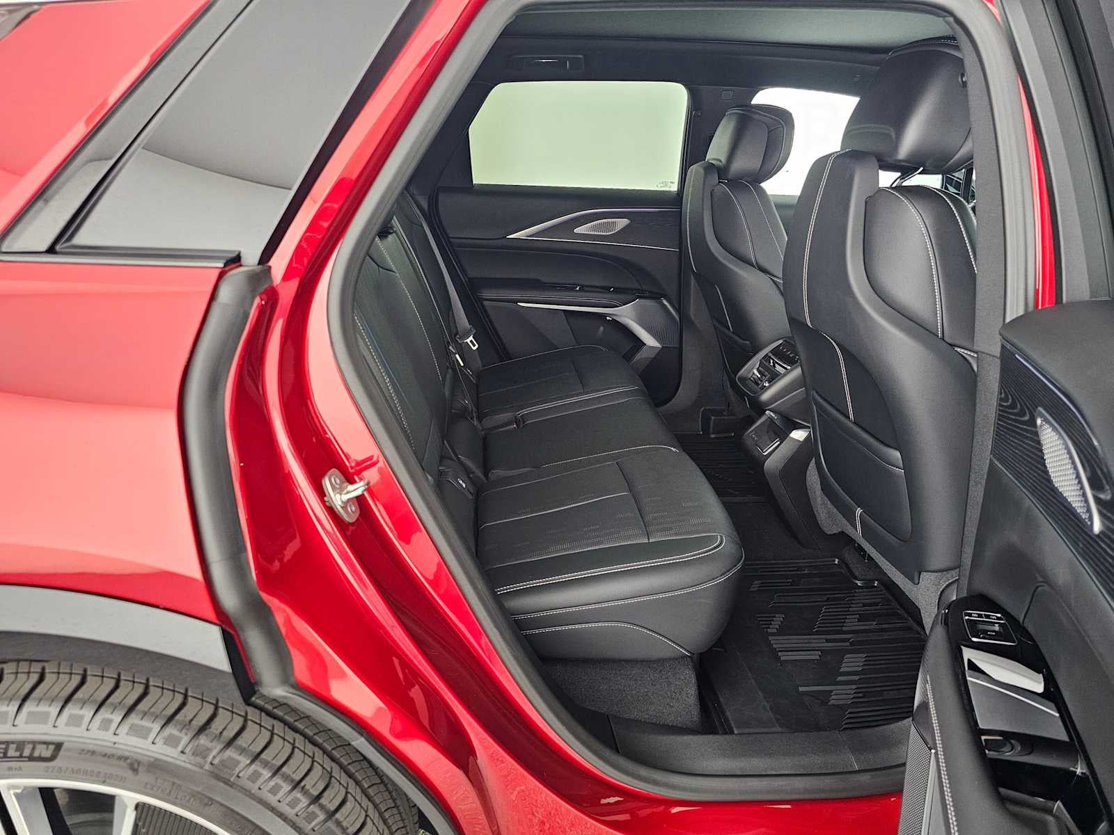 2025 Cadillac LYRIQ Luxury 3