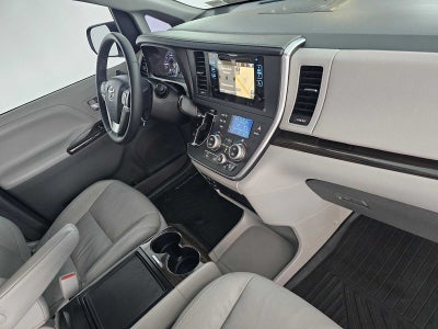 2017 Toyota Sienna XLE Auto Access Seat