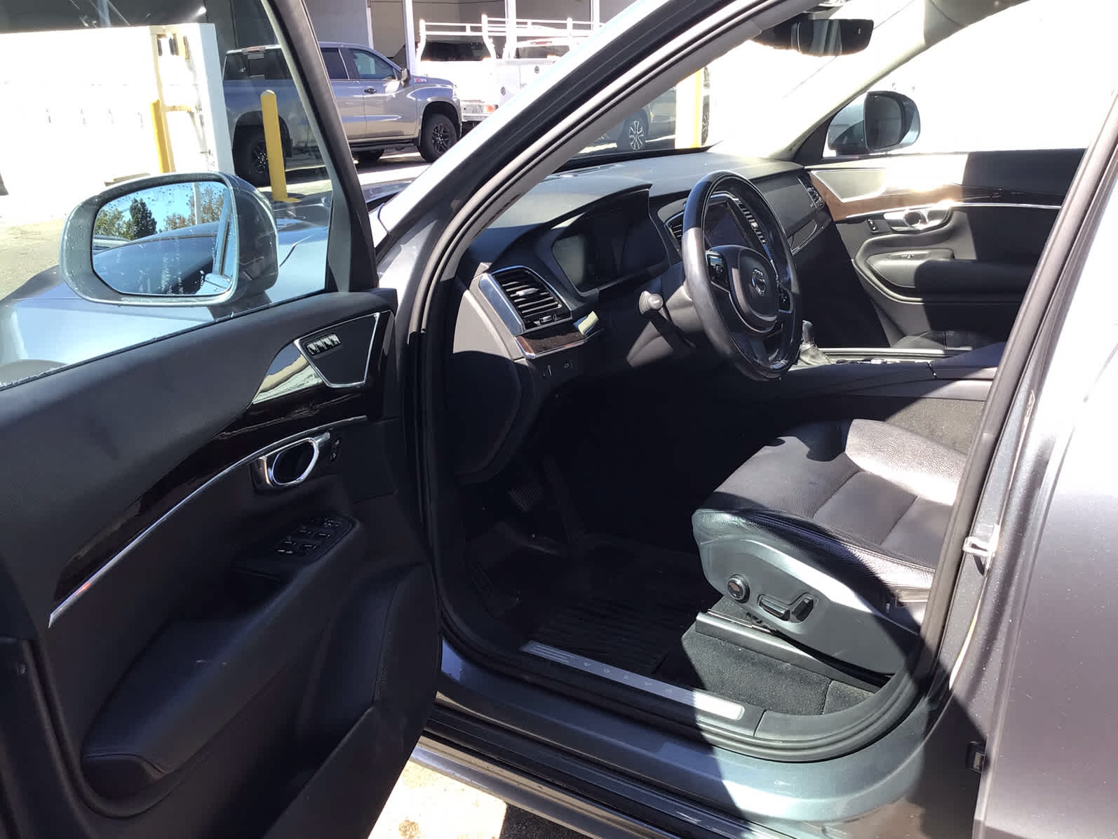 2016 Volvo XC90 T6 Momentum