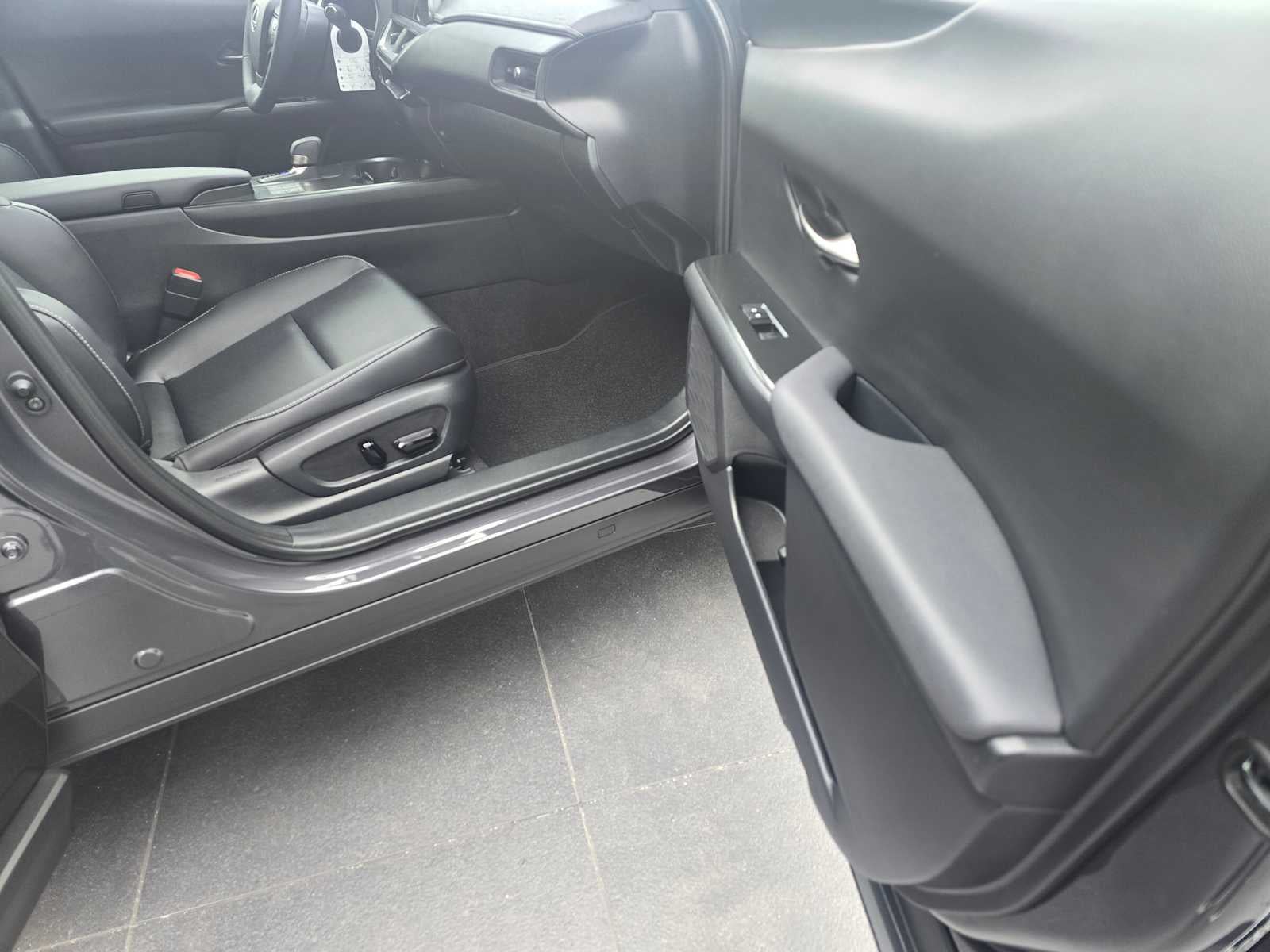 2025 Lexus UX 300h F SPORT DESIGN