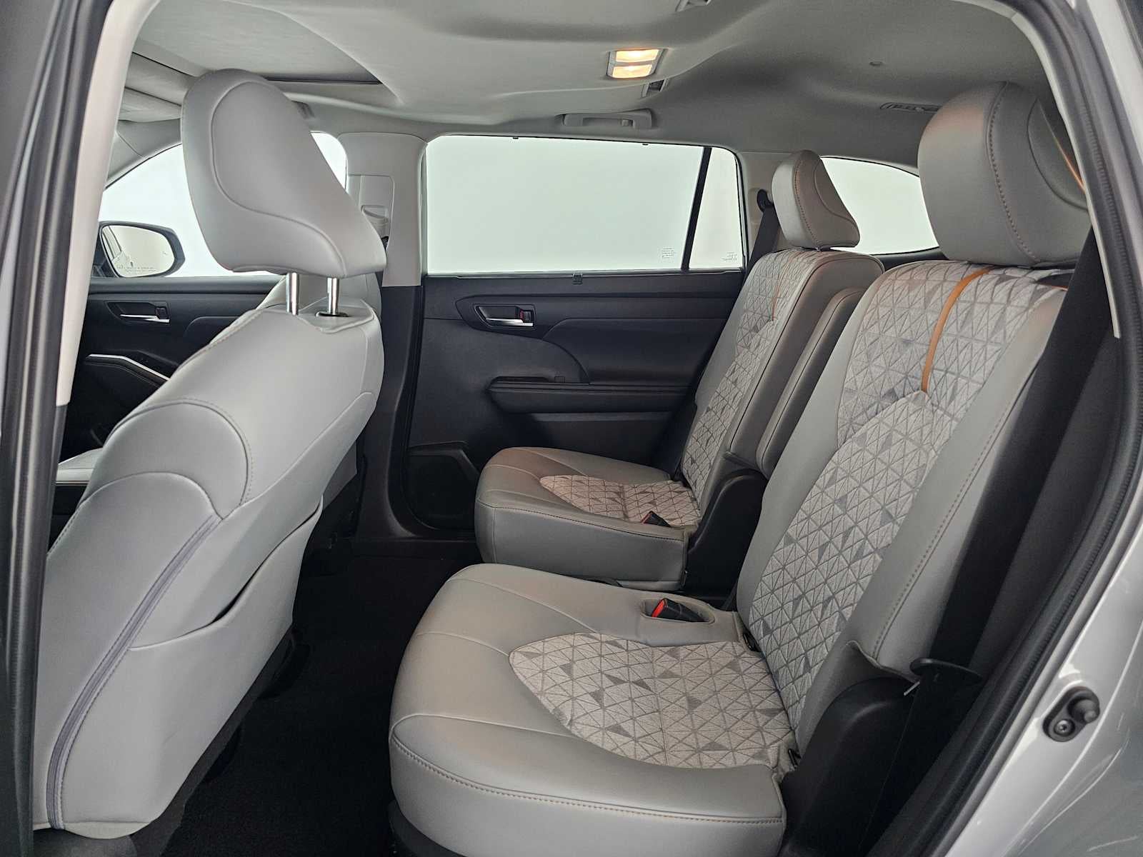 2022 Toyota Highlander Hybrid Bronze Edition