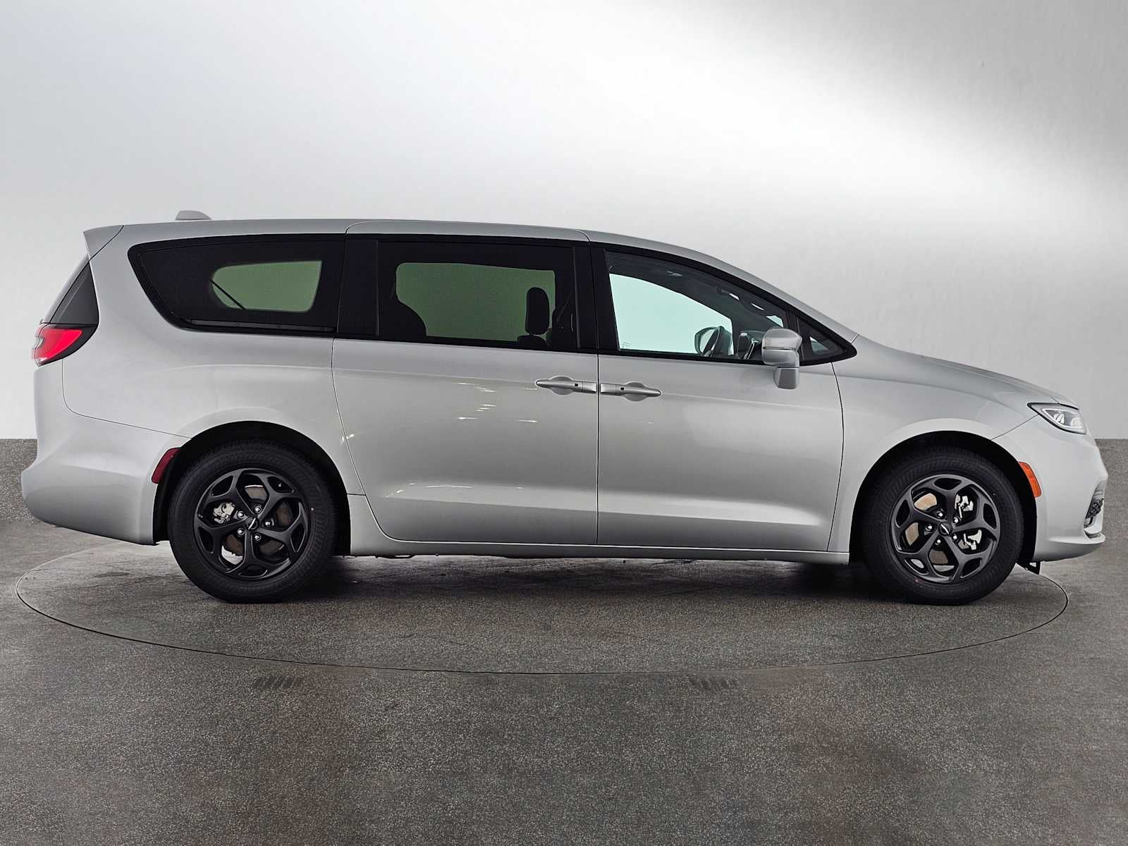 Used 2022 Chrysler Pacifica Hybrid Touring L with VIN 2C4RC1L7XNR234446 for sale in Thousand Oaks, CA